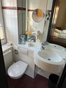 库克斯港Gästehaus Janßen的浴室配有白色卫生间和盥洗盆。