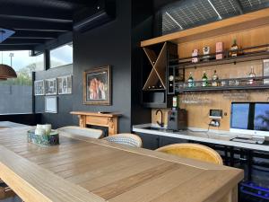 WalmerThe Clubhouse的用餐室配有大型木桌和椅子
