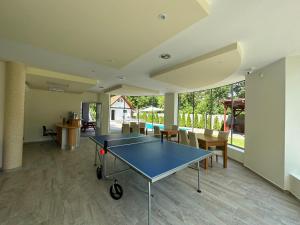 鲍洛通塞迈什Családi Villa的一间空房间,里面装有乒乓球桌