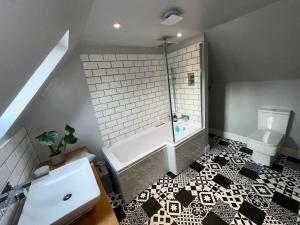 爱丁堡The Gate House - 3 Bed & Parking的带浴缸和卫生间的浴室。
