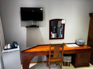 JwanengMeyers Guesthouse的一张带镜子的木桌和墙上的电视