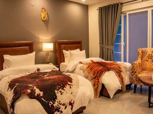 穆里The Roomy Lodge, Murree的酒店客房 - 带两张带动物床罩的床