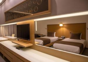 贝鲁特赛菲套房酒店的酒店客房设有两张床和一台平面电视。