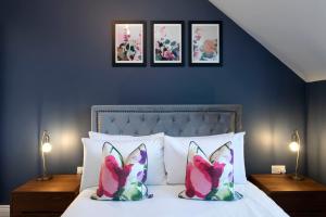 格洛斯特Elliot Oliver - Loft Style 2 Bedroom Apartment With Parking In The Docks的卧室配有一张墙上三幅照片的床