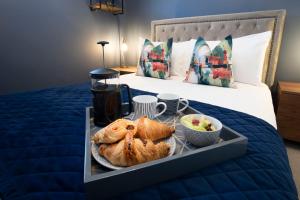 格洛斯特Elliot Oliver - Loft Style 2 Bedroom Apartment With Parking In The Docks的床上的托盘,包括面包和水果