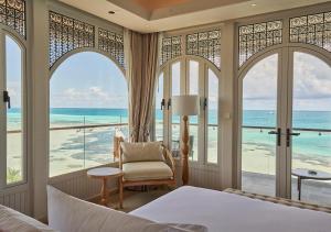 迪弗西Stone Hotels Dhiffushi的一间卧室配有一张床,享有海景