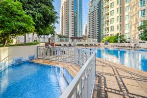 迪拜Fountainview Luxe 1BR, sleeps 4的一座位于高楼城市的游泳池