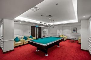 迪拜Fountainview Luxe 1BR, sleeps 4的台球室配有台球桌和椅子