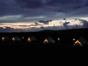 特鲁罗Penhallow Glampsite的一组帐篷,背景是日落