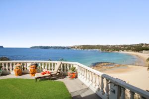 悉尼Balmoral Beach Beauty的一个带椅子的阳台,享有海滩美景