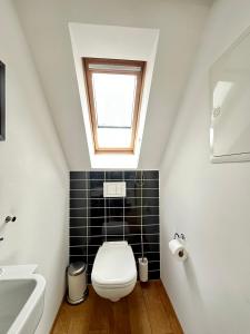 弗莱堡Moderne Apartments in attraktivem Altbau的一间带卫生间和窗户的浴室