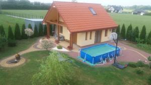 Domek dwupoziomowy的享有带游泳池的房屋的空中景致