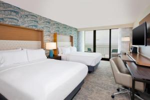 弗吉尼亚海滩Holiday Inn Va Beach-Oceanside 21st St, an IHG Hotel的酒店客房配有两张床和一张书桌