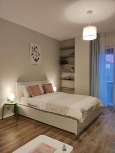 蒂米什瓦拉Joy City Stay Armoniei 01的一间卧室设有一张大床和一个窗户。