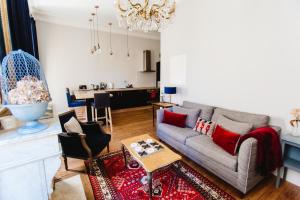 波尔多Bordeaux Saint André - elegant, central and quiet的客厅配有沙发和桌子