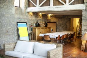 JunqueiraAlma Peregrina - Casas de Campo的客厅配有桌子和白色沙发