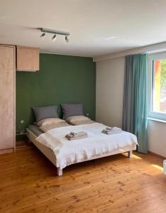 卢塞恩1,5 Zimmer Ferienwohnung的一张大床,位于一个绿色的墙壁内