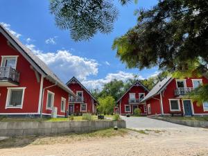 WustrowUrlaub am Plätlinsee - Haus Odin的街上一排红房子