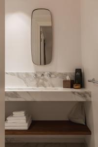 斯鲁伊斯De Lindenhoeve Boutique Hotel的一间带水槽和镜子的浴室