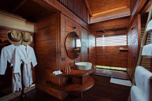 卡纳科纳Cabo Serai的一间带水槽和镜子的浴室