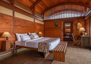 卡纳科纳Cabo Serai的一间卧室配有一张床,卧室配有长凳