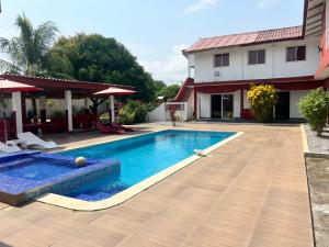 MafiaBeautiful Villa with Swimming Pool in Assinie的一座房子旁的院子内的游泳池