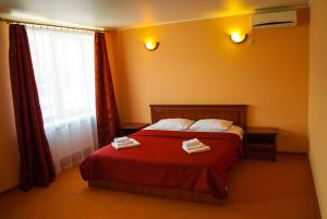 LokhvytsyaГотель Україна的一间卧室配有一张床,上面有两条毛巾