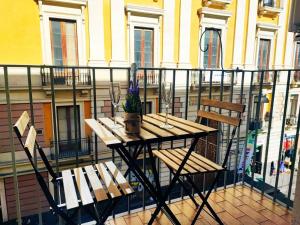 卡塔尼亚DUHOME apartment in the heart of Catania的阳台配有桌椅。