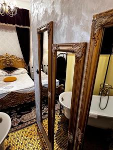 奥普尔Night o'clock Business and Spa Aparts的浴室设有床、水槽和镜子