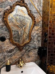 奥普尔Night o'clock Business and Spa Aparts的浴室设有水槽和墙上的镜子