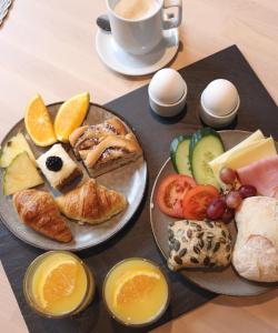利雪平拉德哈塞特酒店的餐桌,带两盘食物和一杯咖啡的桌子