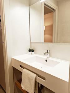 略夫雷加特河畔奥斯皮塔莱特ARIQUS Fira Apartments的浴室设有白色水槽和镜子