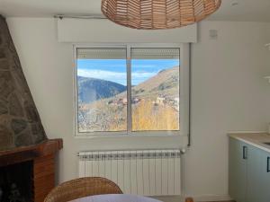 AbeledaCasa Catalina - Ribeira Sacra的厨房的窗户享有山景
