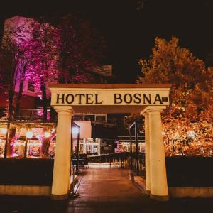 巴尼亚卢卡Hotel Bosna Banja Luka的夜间读酒店胸部的标志