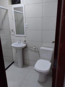多明戈斯马丁斯Sítio Werly的白色的浴室设有卫生间和水槽。