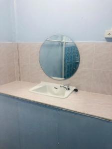 Ban Map PrasoeSS GUESTHOUSE的浴室设有水槽和镜子,位于柜台上