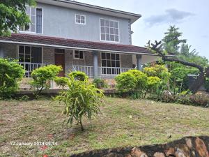 ManyemaFour bedroom home in Dar es salaam at Salasala near Mbezi beach的前面有花园的房子