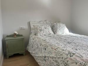 AbeledaCasa Catalina - Ribeira Sacra的一间卧室配有一张床和一个床头柜
