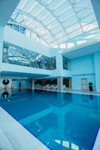 巴统JRW威尔蒙德酒店的一个带玻璃天花板的大型游泳池