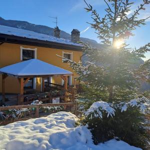 托尔诺托尔诺罗威尔德滋旅馆的雪中的房子,阳光照耀