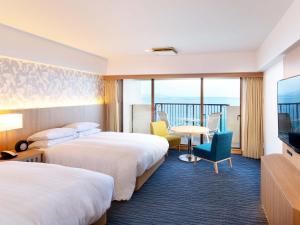 鸣门市AoAwo Naruto Resort的酒店客房设有两张床和电视。