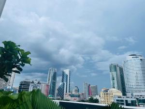 吉隆坡Quill Suites KLCC的享有城市和高楼的景色