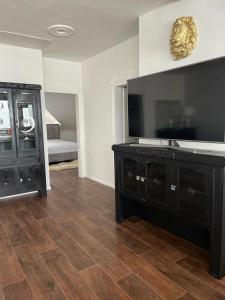 卡丹Apartmán的客厅配有平面电视和梳妆台
