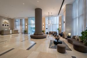 利雅德HDB Financial District的大厅,大厅,带有长沙发和柱子的建筑