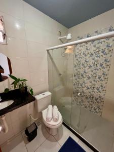 塞拉Kitnet na Vila de Manguinhos的一间带卫生间和玻璃淋浴间的浴室