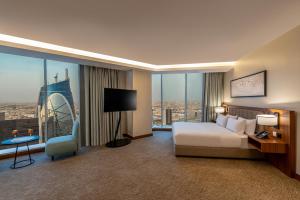 利雅德HDB Financial District的酒店客房设有一张床和一个大窗户