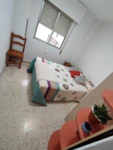 EsteponaHabitación Privada Juan的一间小卧室,配有一张床和一把椅子