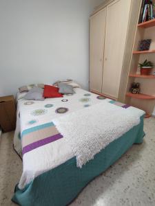 EsteponaHabitación Privada Juan的一间卧室配有一张带彩色毯子的床