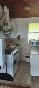 维纳德马Linda Casa 2D 1B的一间带炉灶和窗户的小厨房