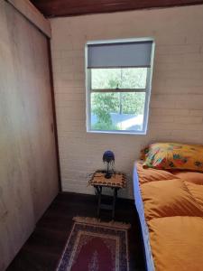 维纳德马Linda Casa 2D 1B的小房间设有两张床和窗户